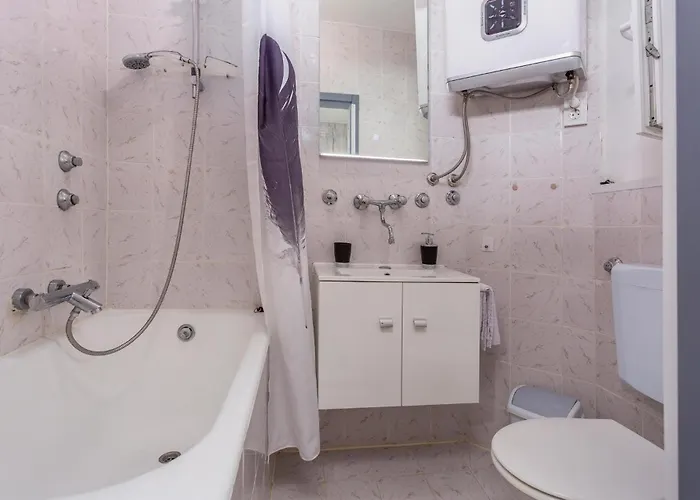 2 Bedroom Amazing In Malinska
