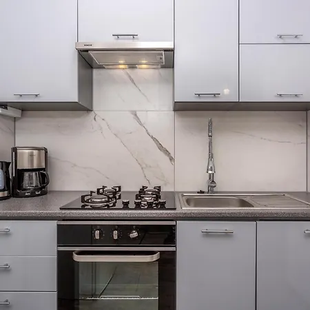 Stunning In With Kitchen Apartment *