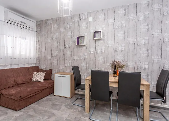Apartman 2 Bedroom Amazing In Malinska