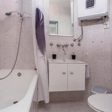 2 Bedroom Amazing In Malinska
